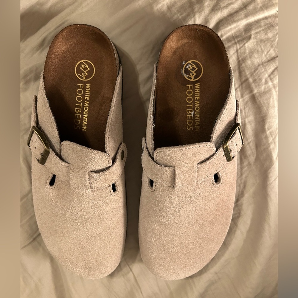 White Mountain womens clogs. Size 7. Tan suede. Arch support